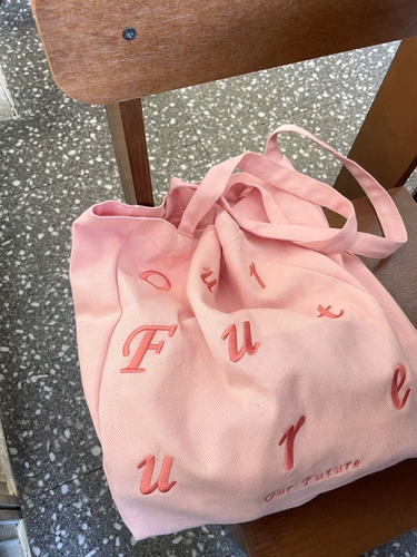 Не оставайся без него [У всех нас есть яркое и красивое будущее] розовый вышитый холст, сумка с холстом на плече