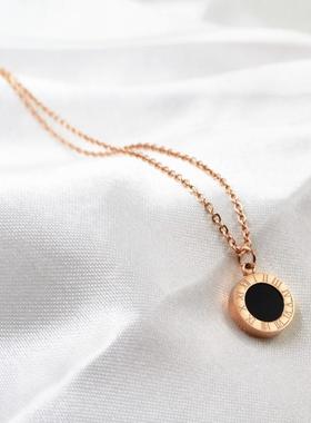 黑白双面罗马数字圆牌玫瑰金项链