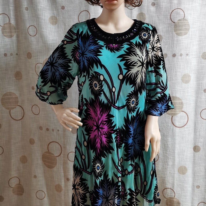 2025真丝绒连衣裙圆领钉珠烂花绒斜裁蓝色女裙中袖真丝植绒