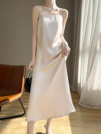 法式醋酸缎面吊带连衣裙女新款2025高级设计感小众气质长裙子过膝