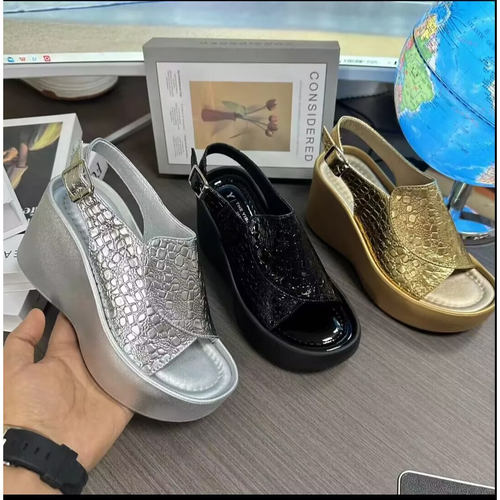 小个子厚底坡跟后空舒适凉鞋女
