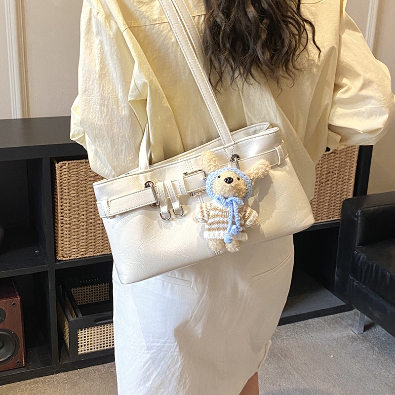 休闲简约风腋下包女白色小熊挂件大容量通勤包单肩包韩系温柔风