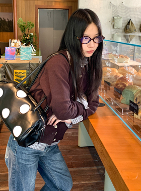 波点包包模特的搭配的包包