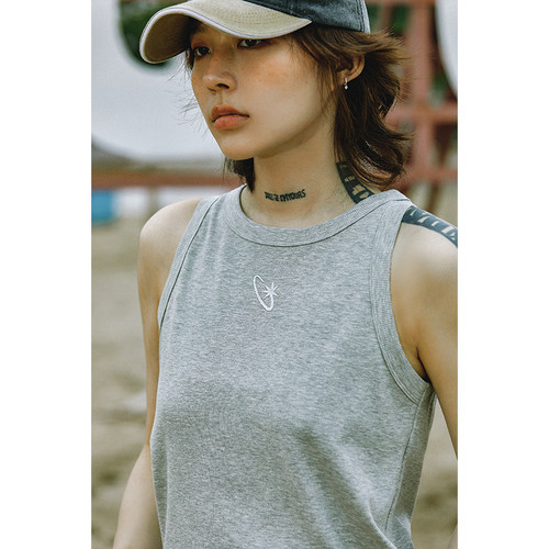 小字母印花背心设计感百搭舒适