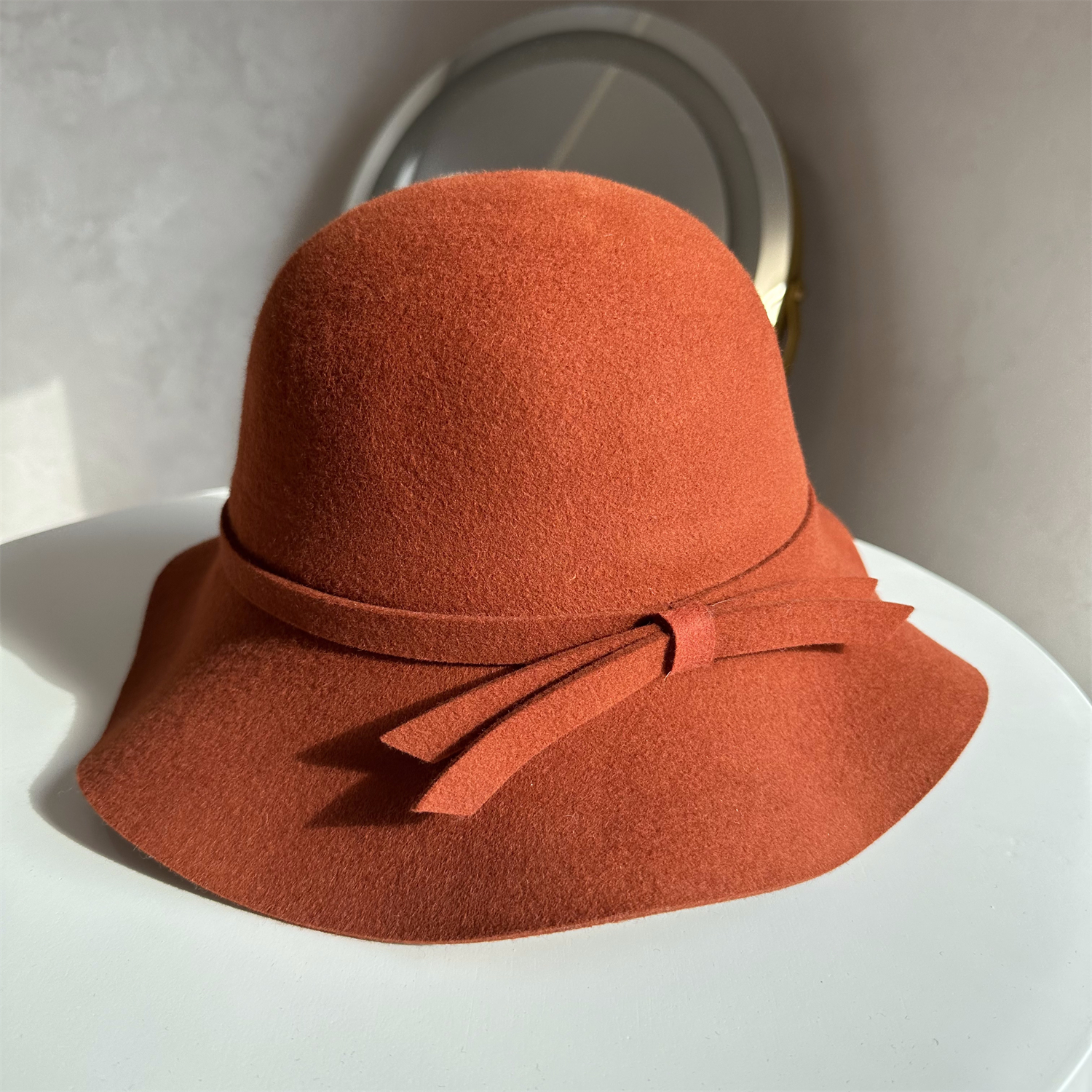 显白砖红色羊毛呢盆帽波浪边大檐