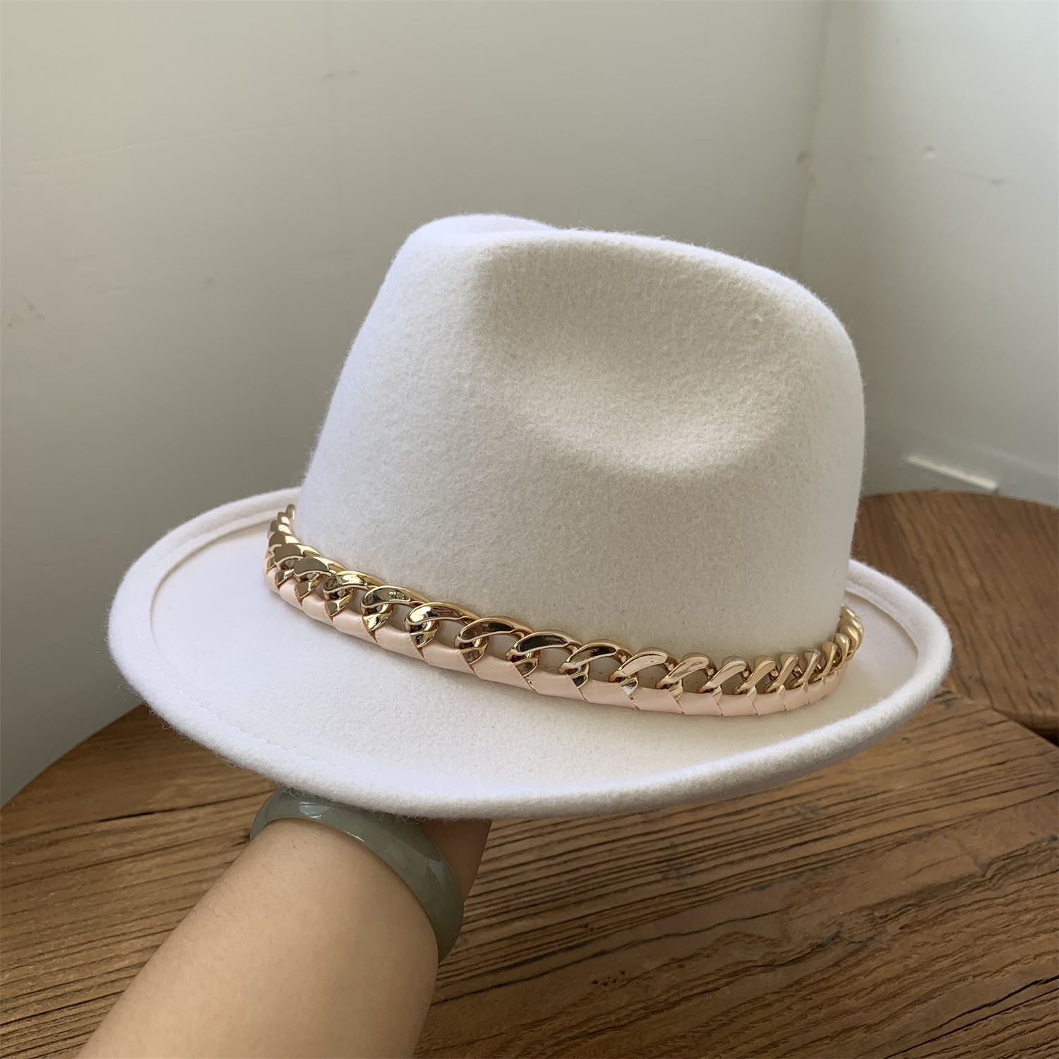 英伦白色毡呢帽时尚复古毛帽子链条礼帽小沿卷边男女士锥顶爵士帽