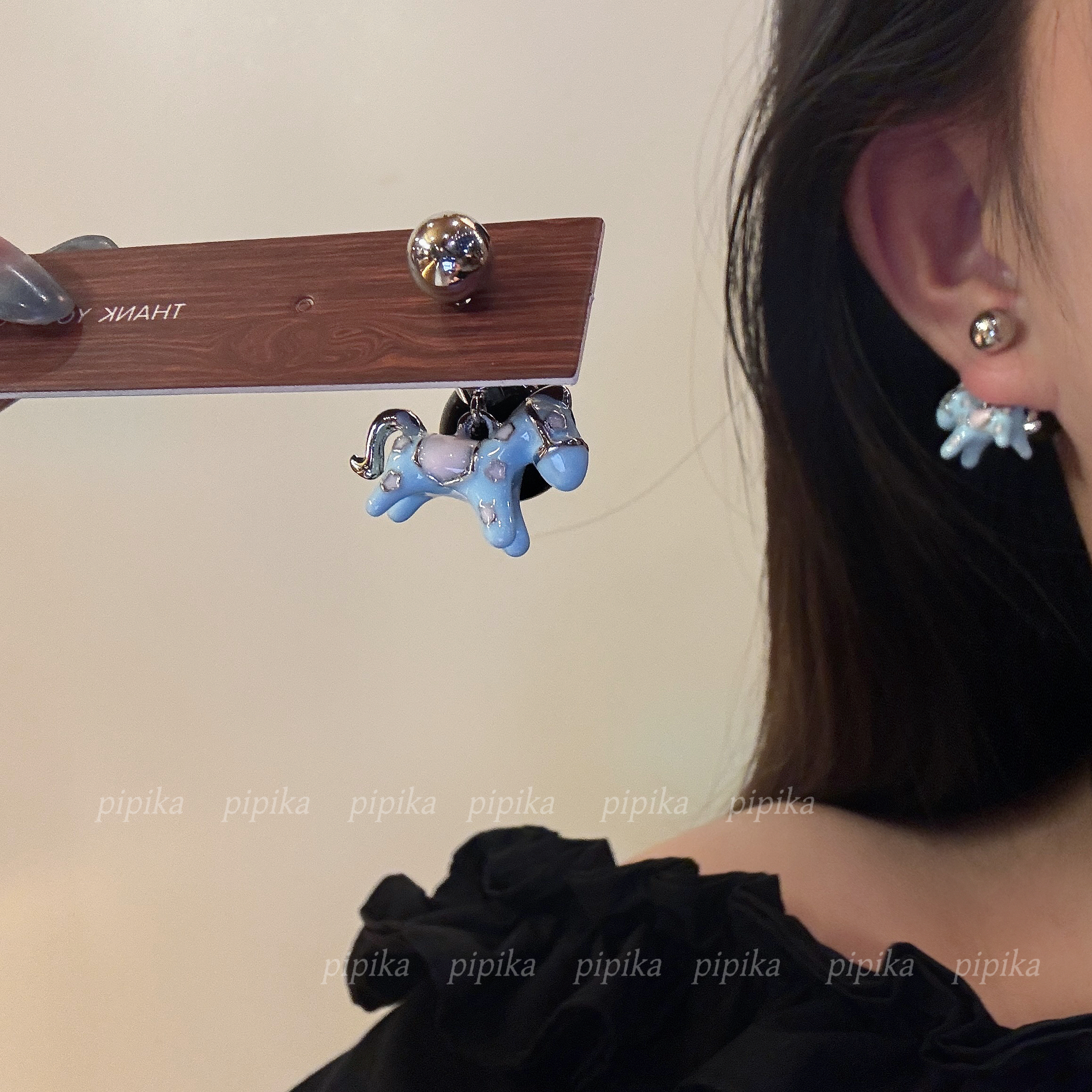 pipi原创独特珍珠蓝色滴釉小马耳环耳钉耳饰女高级感甜美可爱银针