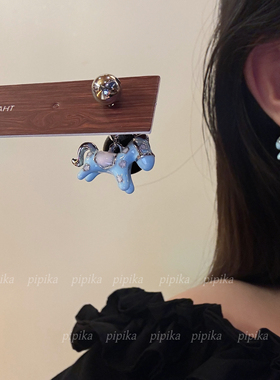 pipi原创独特珍珠蓝色滴釉小马耳环耳钉耳饰女高级感甜美可爱银针