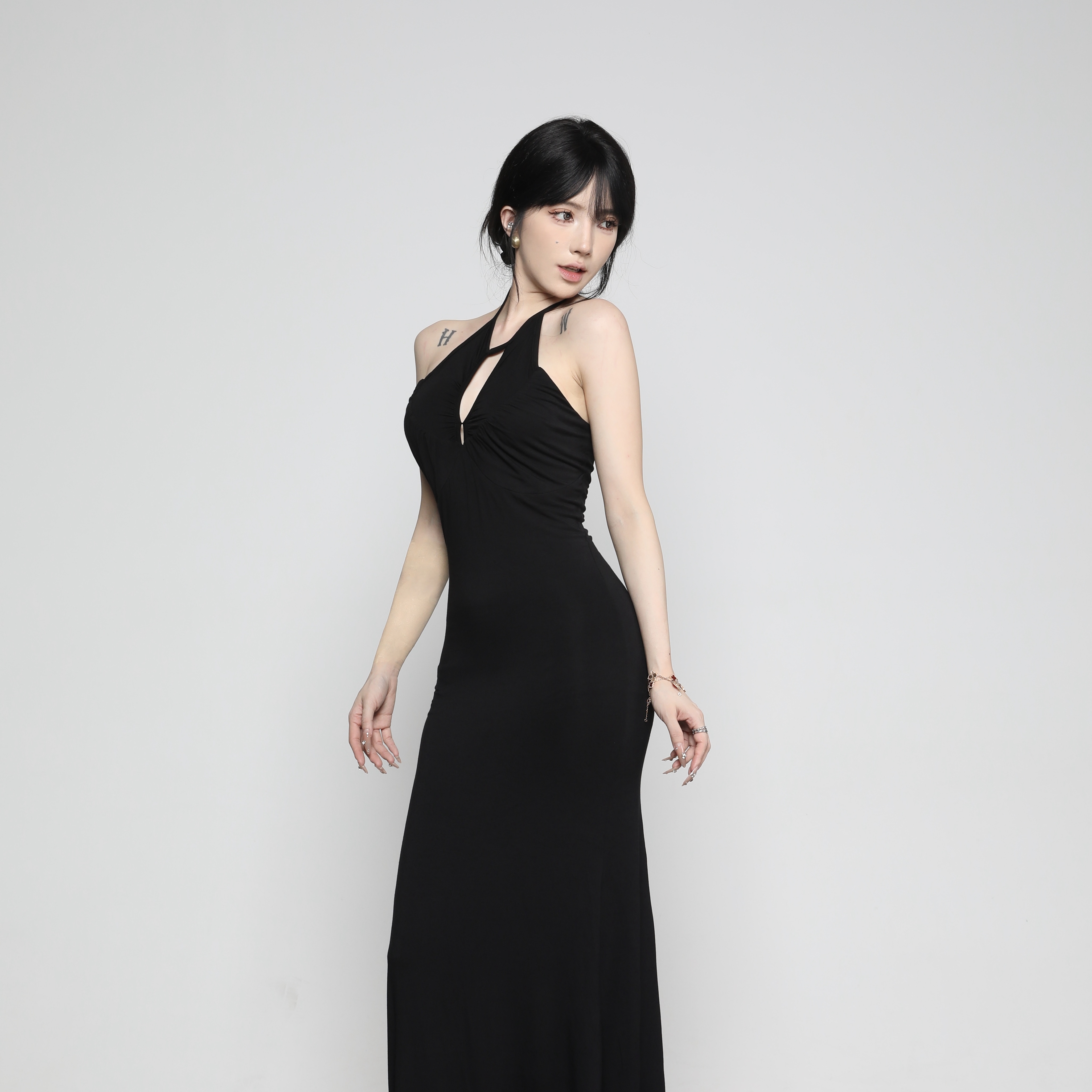 XIAOXUXU【黑色鸢尾花】高级质感多片式挂脖精致版型连衣长裙