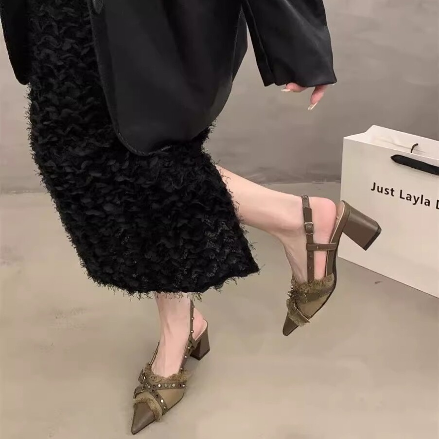 粗跟包头凉鞋女鞋2025年夏季新款小众配裙子尖头后空铆钉高跟单鞋