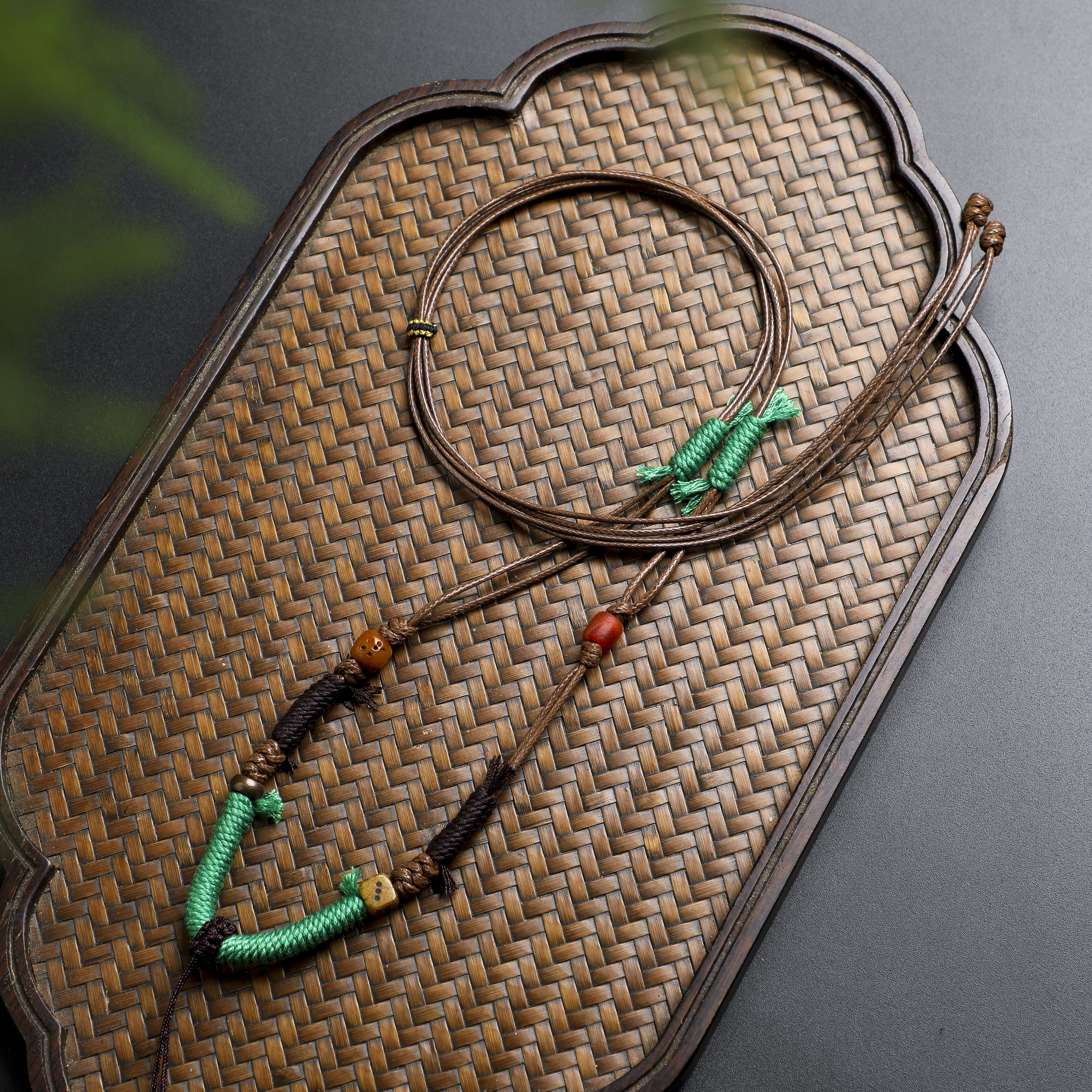 手工编织高档级货黄金蜜蜡翡翠和田玉吊坠项链挂绳子女简约款质感