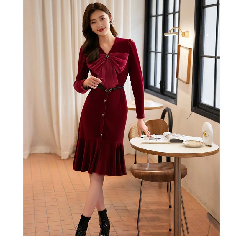 【贝系列】商场品牌女装折扣2025年冬季专柜769元绒面蝴蝶连衣裙