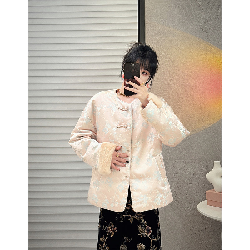 新中式缎面花纹盘扣外套