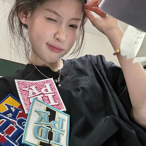 魔术贴刺绣字母短袖T恤男女