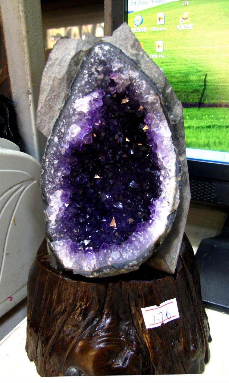 우루과이 자수정 동굴 천연 원석 자수정 동굴 장식품으로 부를 유치하고 자장 풍요의 뿔을 전달합니다 1.76