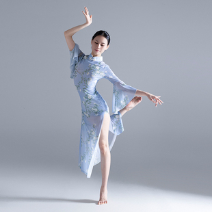2023夏蓝色网纱印花阔袖旗袍式舞蹈服 立领开叉古风修身现代舞服
