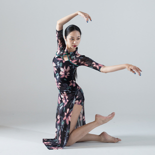 2023碎花高开叉改良旗袍舞蹈服五分袖中国风东方舞练功服装配丝巾