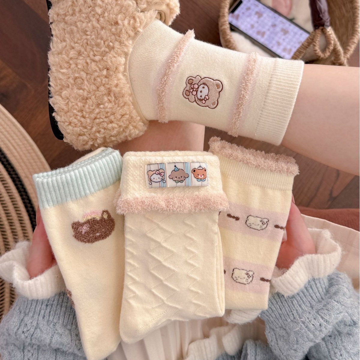 秋冬暖绒袜子女韩系撞色可爱卡通猫咪熊刺绣中筒袜少女羊绒堆堆袜