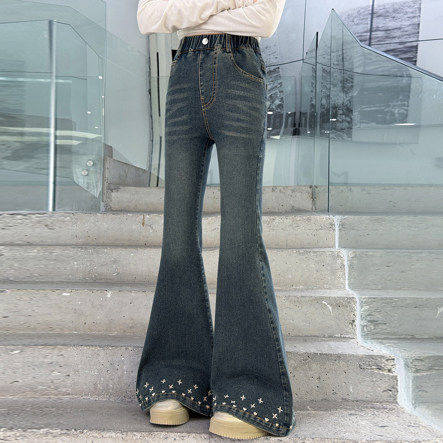 女童牛仔裤2026新款春秋季儿童裤子女孩喇叭裤洋气中大童秋装单裤