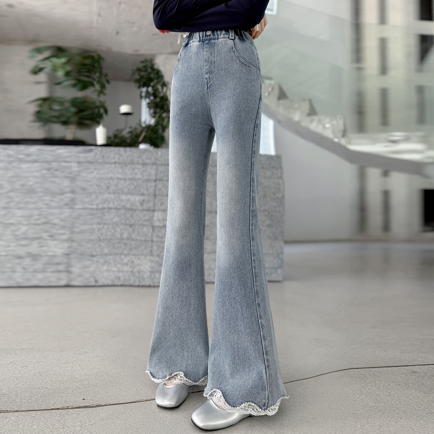 女童牛仔裤2026新款春装儿童裤子女孩喇叭裤脚口蕾丝花边微喇大童