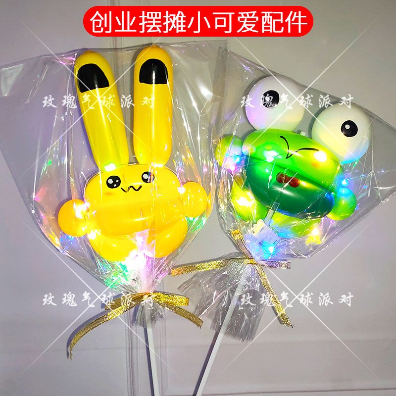 摆摊街卖长条公仔气球手拿棒