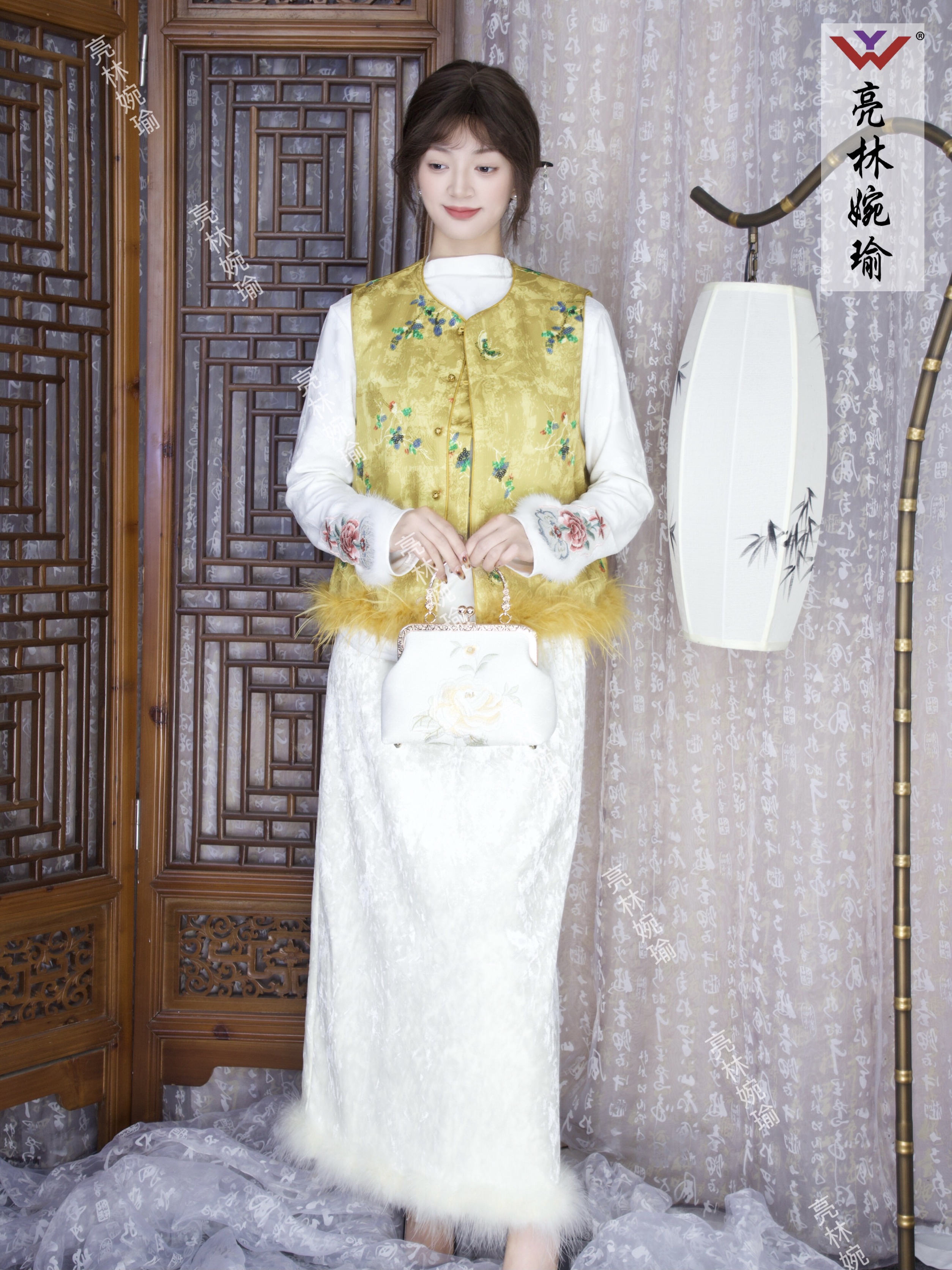 亮林婉瑜2025新款新中式国风刺绣马甲女装秋冬季百搭毛绒盘扣马甲