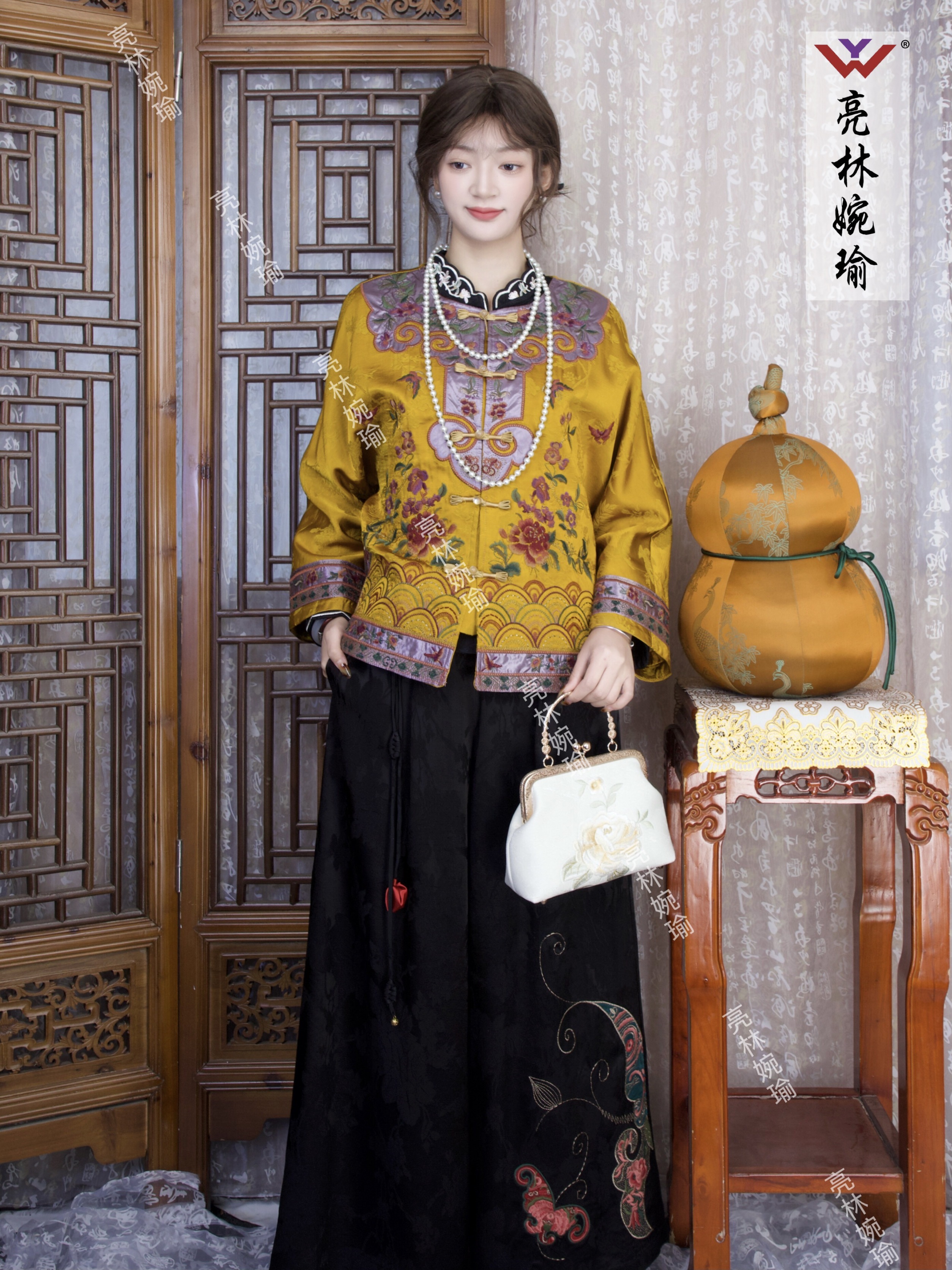 亮林婉瑜2025新款新中式国风刺绣上衣女装秋冬季百搭毛绒盘扣外套