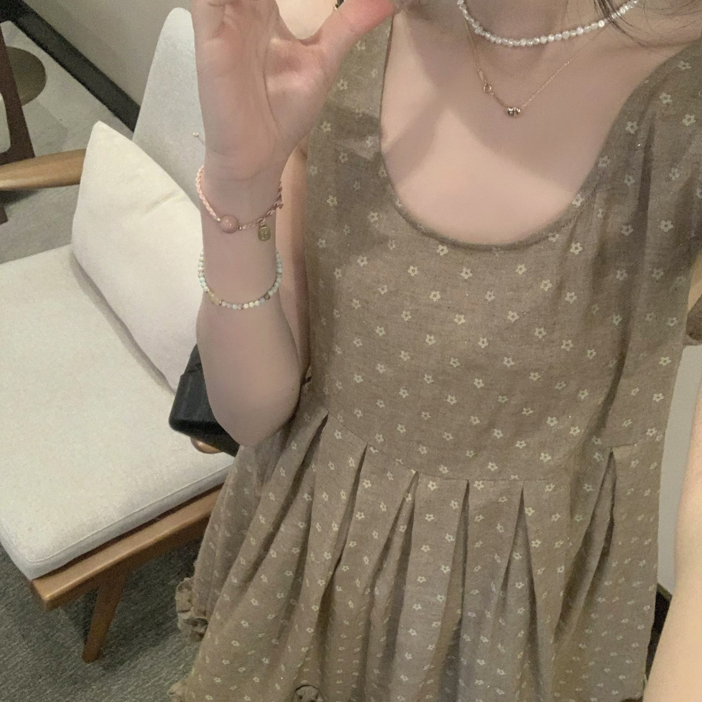 草草的Molly 姹寂风小花背心上衣 女夏季无袖娃娃高腰连衣裙
