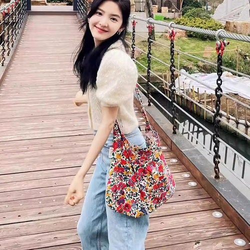 日韩ins碎花单肩斜挎布包