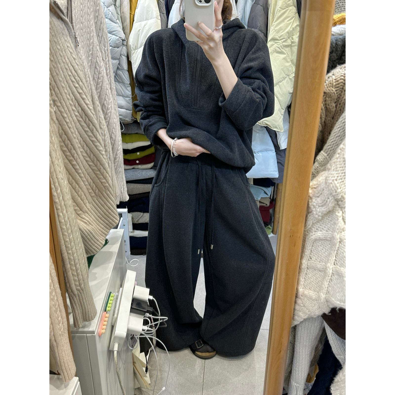 VI+（唯一家）-套装自留连帽半拉链卫衣+弯刀爆款休闲裤套装w1159