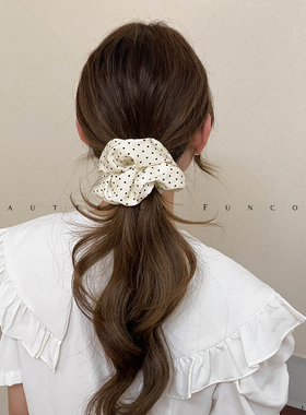 FUNCOCO｜简洁的优雅~丝质小波点米色大肠发圈夏季新款韩国低马尾