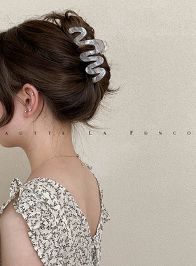 FUNCOCO｜流动的线条~珠光简约高级感夏季后脑勺盘发抓夹鲨鱼夹女