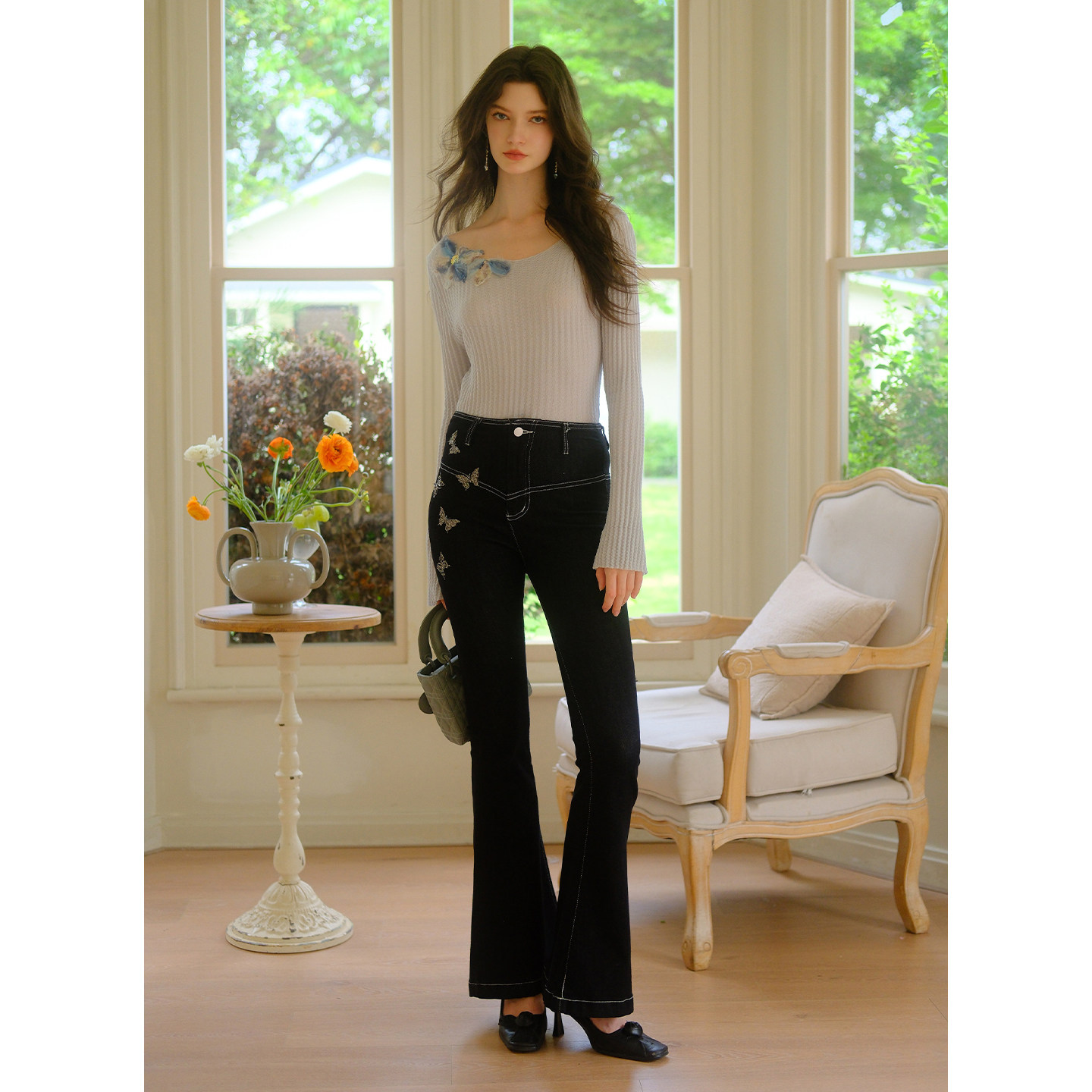 彼得潘大叔《蝶舞曲线》领口花朵装饰舒适上衣蝴蝶烫钻喇叭牛仔裤