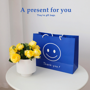 有间布谷林礼品袋包装手提袋纸袋蓝色笑脸送礼玩偶橱窗灯串礼盒