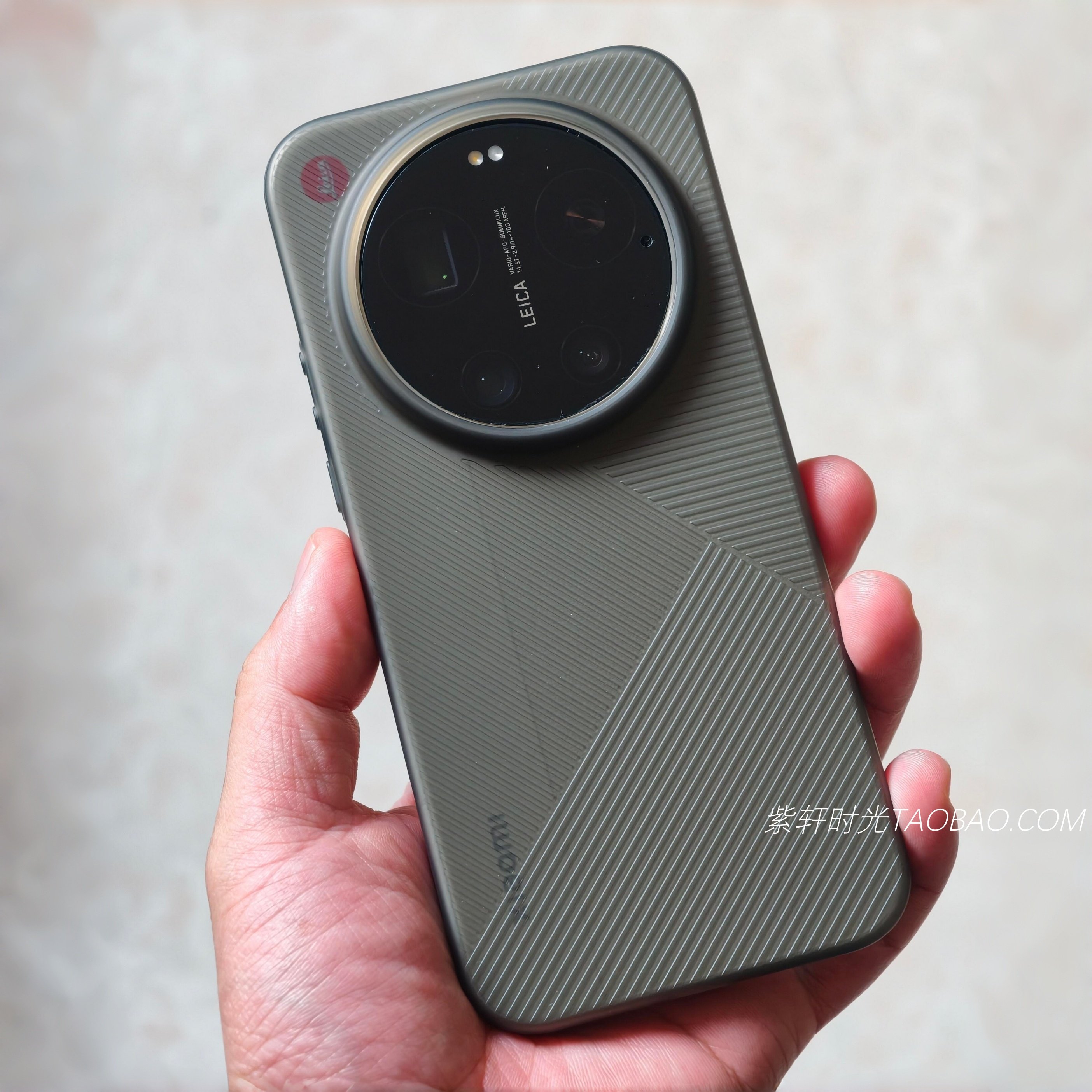 透黑色几何纹不沾指纹适用小米17Ultra手机壳15ultra高级14至尊版13浮雕防滑15pro简约17promax磨砂不会发黄