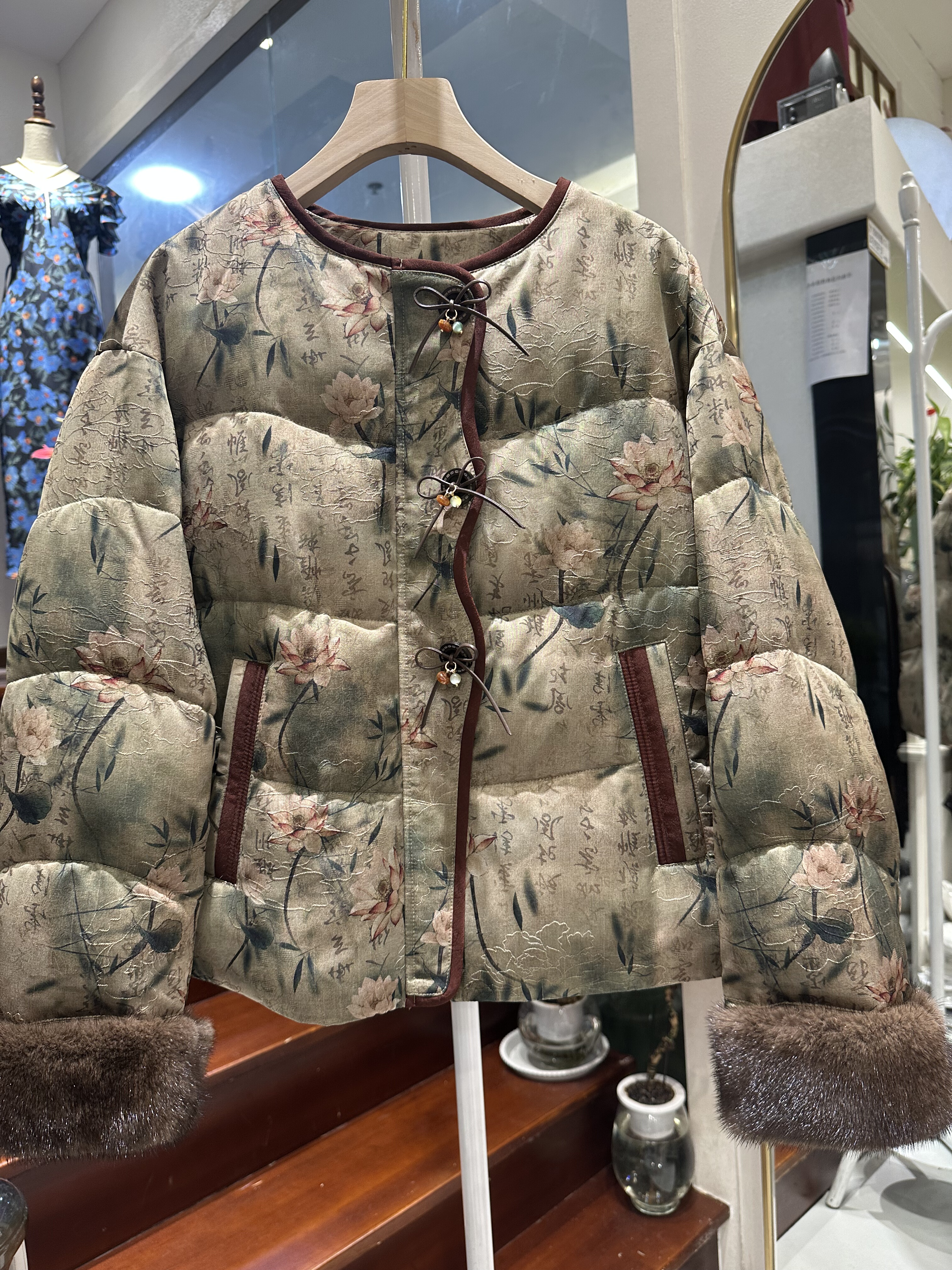 高端可脱卸水貂毛袖拼接白鹅绒皮草羽绒服女2025冬季新款刺绣外套