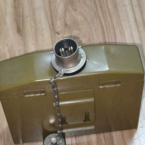 议价-1973年全新库存老式军绿色电源盒带电池，带链条锁扣，内部