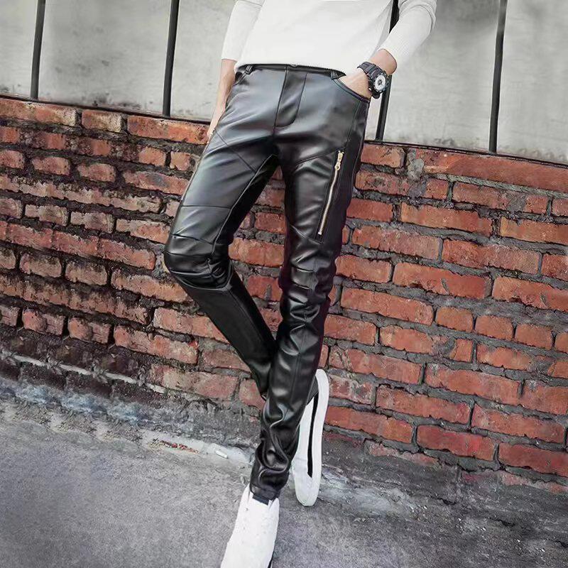 남성 가죽 바지 새로운 스타일 2023 핫 스타일 겨울 PU 플러스 벨벳 오토바이 가죽 바지 작은 발을 위한 따뜻하고 기능적이며 세련되고 잘생긴 바지