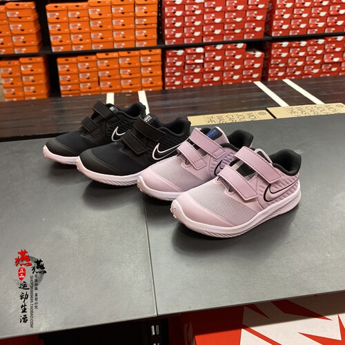 NIKE四季轻便透气运动跑步鞋