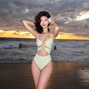 欧美复古辣妹性感镂空连体三角小胸吊带显瘦温泉度假高级感泳衣女