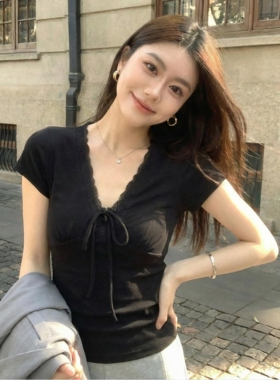 纯欲风黑色蕾丝V领系带短袖正肩T恤女夏季新款修身显瘦辣妹上衣