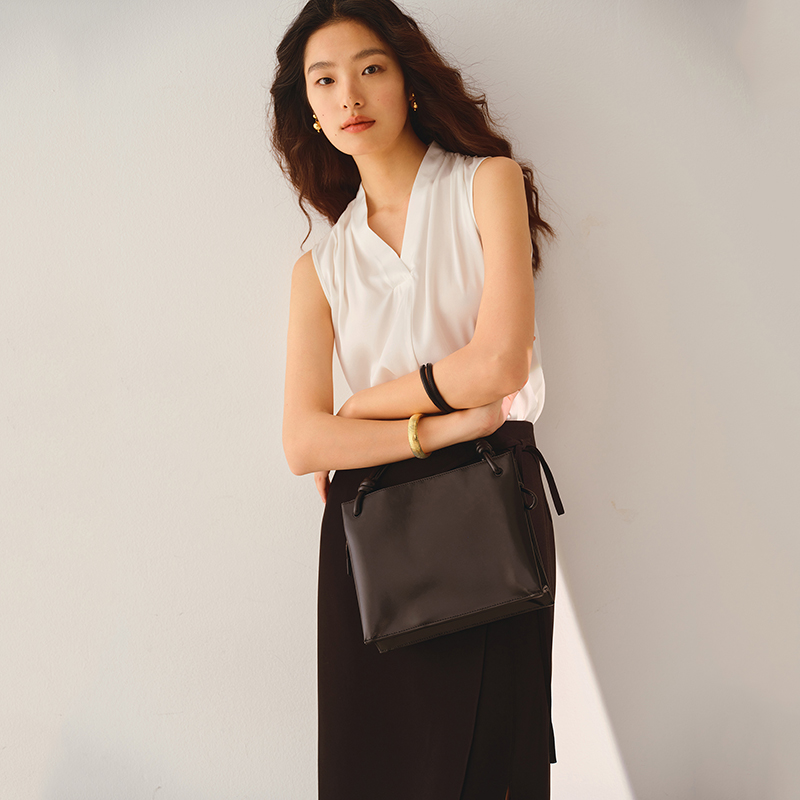 秘密盒子优雅不费力 优渥女神19mm桑天丝挂脖式V领无袖衬衫上衣