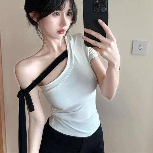 纯欲风设计感紧身收腰短款t恤女士夏季韩范穿搭气质斜领露肩上衣