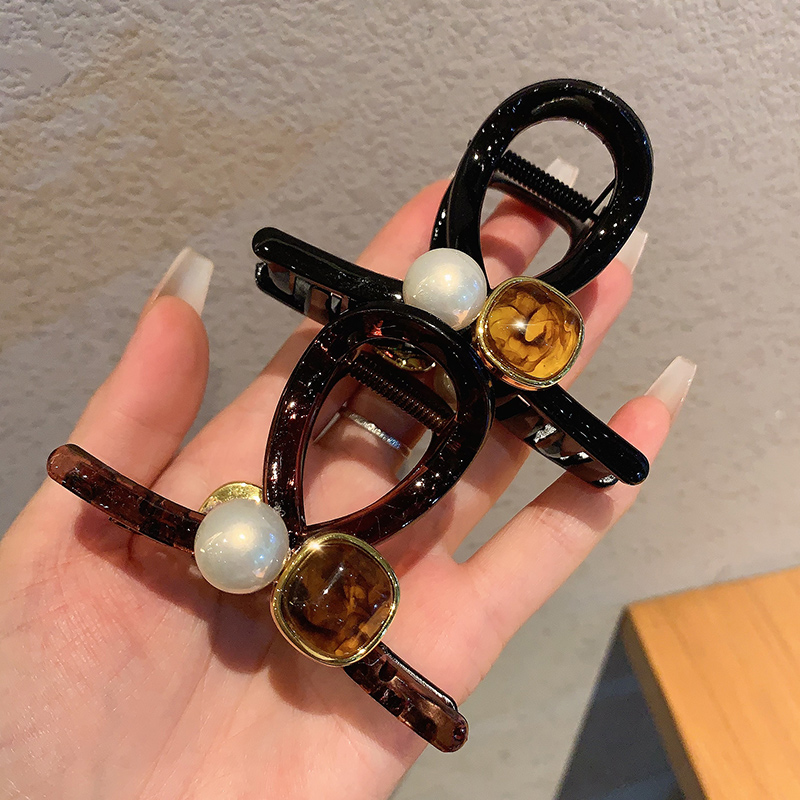 黑色亮面鲨鱼夹抓夹高级感