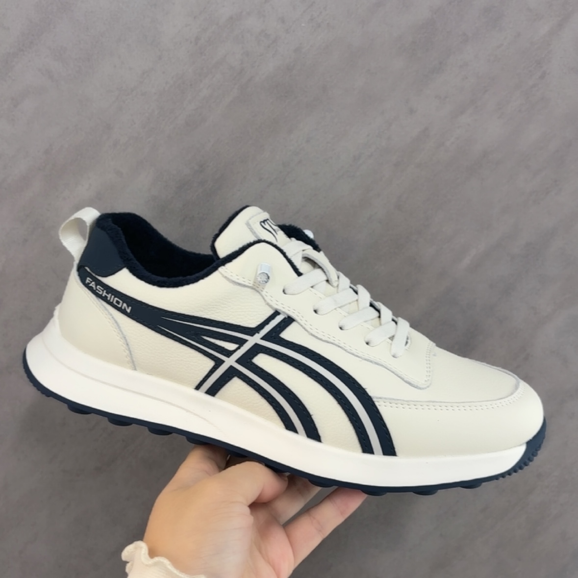 意红加绒男鞋2025冬季运动休闲板鞋潮流阿甘鞋透气德训鞋28160