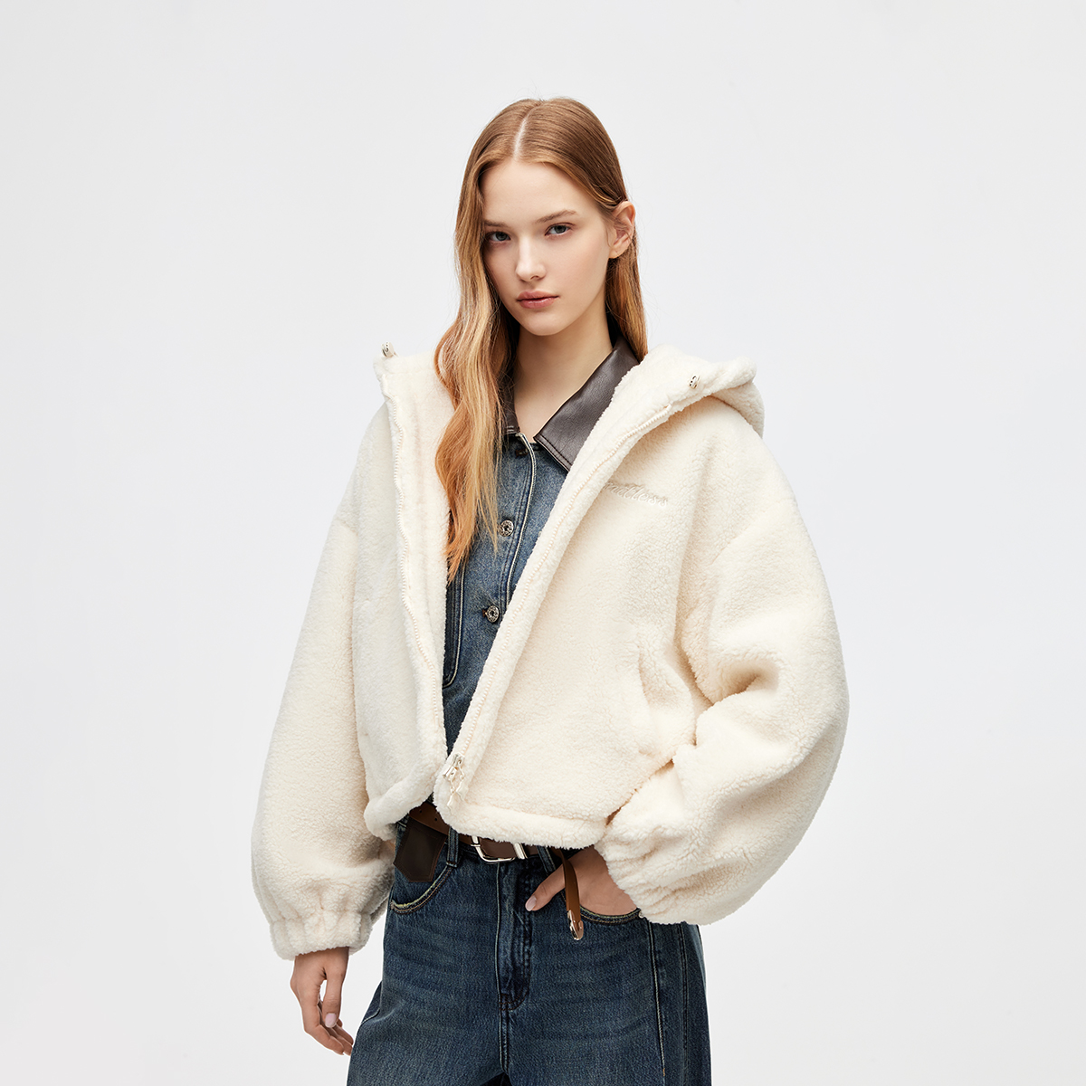 绫致ONLY2025秋冬新款运动风短款俏皮毛绒连帽厚外套棉服女