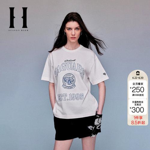 绫致SEASON HIGH时尚潮流宽松版型圆领胸前杰克逊维短袖T恤女