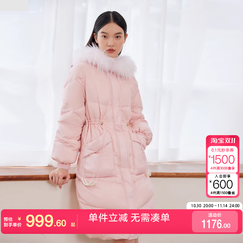绫致Vero Moda24秋冬90%白鸭绒长款收腰貉子毛领连帽羽绒服女时尚