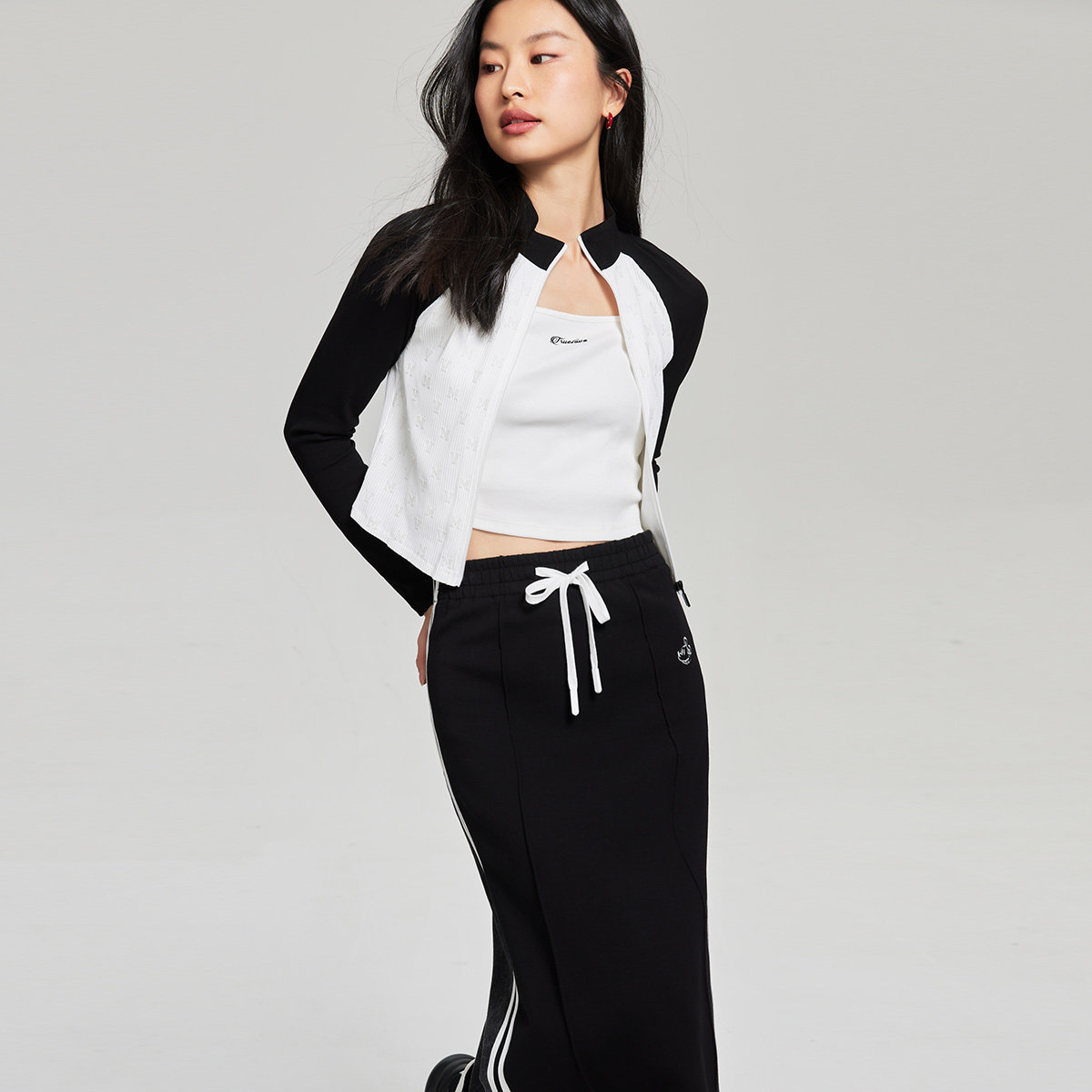 【新】Vero Moda上衣女25冬新休闲H版型印花立领拼色插肩袖短外套