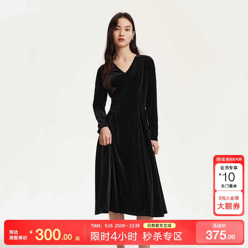vq区绫致Vero Moda连衣裙女秋冬复古V领丝绒小黑裙赫本风长袖